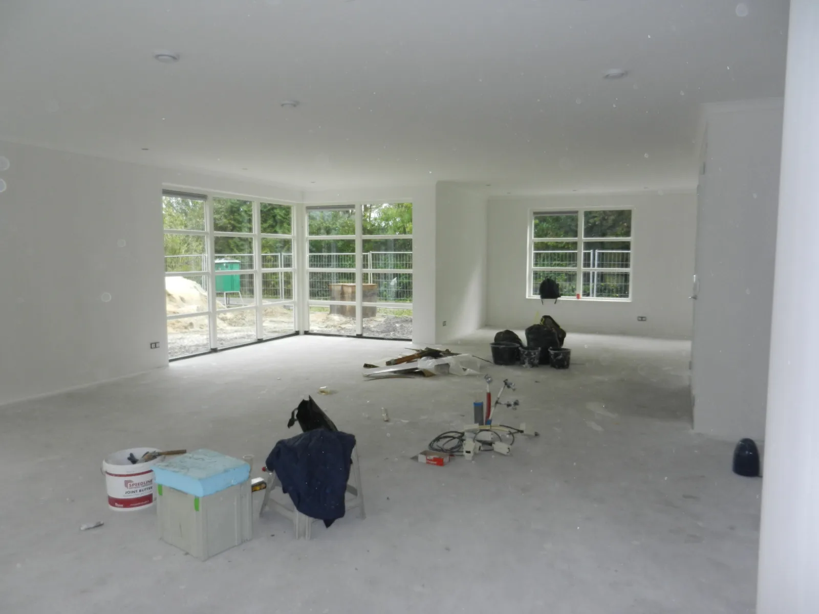 Eigen werk: nieuwbouwwoning met gladde, met dunpleister afgewerkte wanden