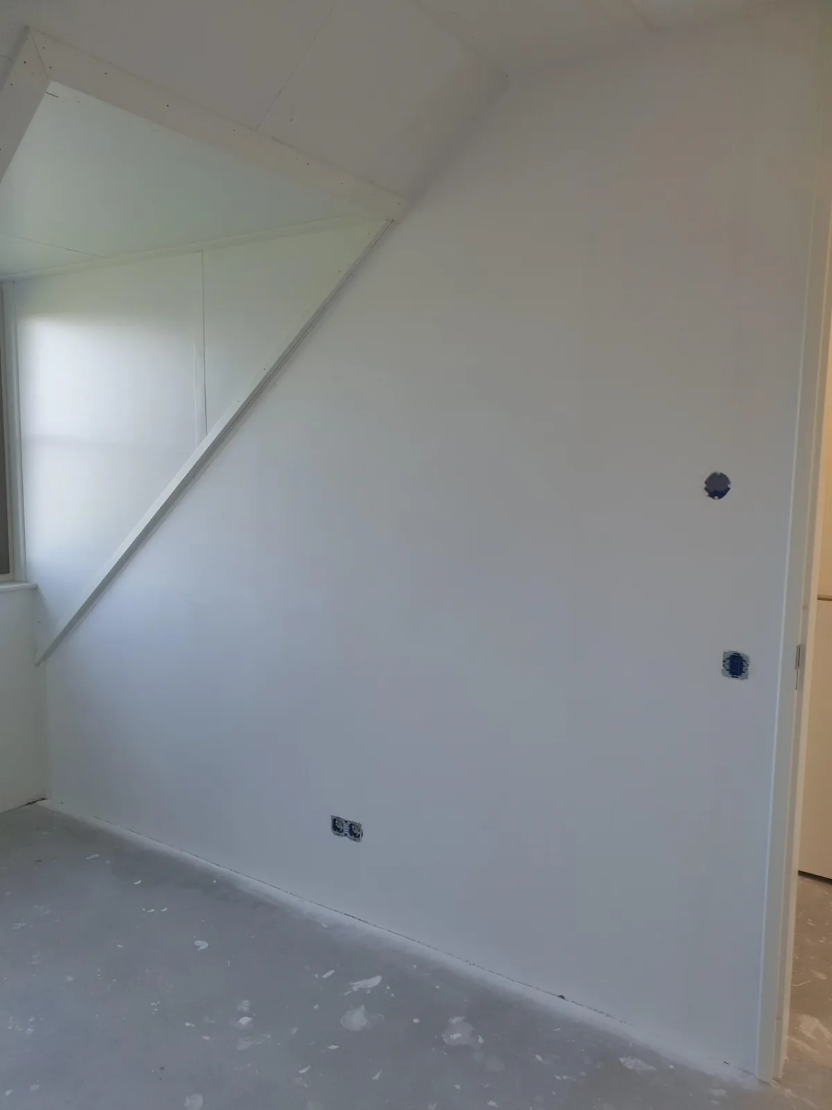 Slaapkamer met schuin dak ná het aanbrengen van dunpleister